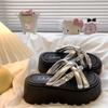 Pantuflas de Suela Gruesa para Mujer para Usar Afuera, Estilo Celebridad de Internet, Sandalias Versátiles para Falda con Cruz Plateada Playa Versión Coreana