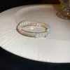 Pulsera de Perlas y Diamantes Cruzada Europea y Americana, Lujo Ligero, Pulsera Elegante y Versátil, Joyería Simple y de Gama Alta para Mujeres
