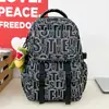 Mochila con Graffiti de Letras en Tono Gris, Estilo Urbano, Soleada y Elegante, para Estudiantes de Secundaria y Preparatoria, Resistente y Duradera, Mochila con Múltiples Compartimentos