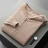 El nuevo cárdigan de cachemira con capucha para primavera y otoño 2024 es un cárdigan de punto de cachemira grueso y cálido para hombre con punto de canalé.
