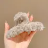 Pinzas para el pelo grandes de otoño e invierno para mujeres con cabello grueso, con un lujoso diseño de felpa, adecuadas para la parte trasera de la cabeza, accesorios para el cabello estilo pinza de tiburón