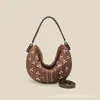 Bolsa Feminina de Design Exclusivo Retrô Rebite Fosco de Mão Transversal Couro de Veado Crescente Bolsinha de Braço Ombro Bolsa Tote