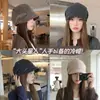 Chapéu simples de cor sólida estilo coreano com aba curta para mulheres, novo gorro fino e respirável para o início do outono que faz o rosto parecer menor, boné para clima frio