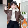 Chaqueta de Cuero con Forro de Felpa para Niños Ropa Exterior Otoño Invierno 2026 Nueva Elegante Ropa de Invierno para Bebé Chaqueta de Cuero Ropa Engrosada para Niños Moderna