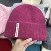 Gorro de Tricô Slimming com Tecido Color-Block da Moda para Mulheres, Gorro de Tricô Versátil de Pelúcia Quente para Outono e Inverno, Chapéu para Clima Frio que Reduz a Aparência da Idade