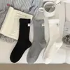 Etiqueta de tela de gatito en el talón, calcetines de media pantorrilla estilo ins coreano, calcetines holgados de color sólido de dibujos animados, calcetines de algodón para mujer sin costuras de otoño e invierno