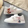Sapatos Infantis Outono 2026 Novo Modelo Velcro Infantil Esportivos Brancos para Crianças Maiores Couro Sola Grossa Casuais