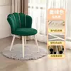 Silla de maquillaje cómoda y elegante para uso doméstico, perfecta para estar sentado durante largos períodos, con un diseño minimalista, taburete en forma de pétalo y un toque de lujo, ideal para el tocador de una habitación de niña