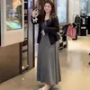 Conjunto casual de tres piezas estilo coreano para otoño temprano para mujeres de talla grande: conjunto versátil de camisola a rayas + cárdigan de manga larga + falda midi gris