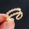 Anillo abierto geométrico de moda popular simple con microincrustaciones de diamantes pavé para mujer, sensación de alta gama, joyería de lujo ligero al por mayor