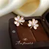 Pendientes de Botón de Flor de Tres Pétalos Estilo Lujo Ligero Simple de Gama Alta de Moda para Viajeros Pendientes Elegantes Fábrica