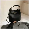 Bolso de Mano Simple de Invierno Transfronterizo para Mujer 2026 Nuevo Estilo Bolso Cubo con Patrón de Lichi Versátil Bolso de Hombro Cruzado para el Trabajo