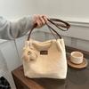 Moda Bolsa de Pelúcia Feminina 2025 Primavera Nova Grande Capacidade Bolsa de Viagem Bolsa de Ombro Mao Mao Texturizada