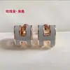 Transmisión en Vivo Dropshipping Versión de Gama Alta V Pendientes con Letra H Dorados Esmalte Grueso Chapado en Oro de 18K Pendientes Color Té de Leche Blanco Pendientes H para Mujer