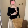 Dulce y elegante top de un solo hombro tipo dos piezas falsas, estilo lady, nueva versión coreana de otoño, suéter de punto versátil ajustado en azul