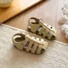 Sandálias fechadas vazadas estilo coreano para meninas, novo modelo de verão 2026, sapatos esportivos de praia com sola macia, sandálias de strass para bebê menina