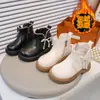Botas de cuero para niña, nuevo estilo otoño 2026, botas Martin retro con perlas, estilo coreano, botines casuales de moda y versátiles.