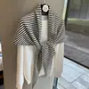 Bufanda triangular de lana pura a rayas para mujer, moda estilo coreano, versátil para otoño e invierno, se puede usar como bufanda para el cuello, capa exterior o chal grande para abrigarse