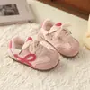 Zapatos Estilo Coreano para Niños Forrest Gump 2026 Primavera/Verano Retro Unisex Suela Suave Transpirables Versátiles Moda Velcro Zapatos de Entrenamiento Alemanes