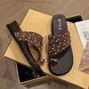 Sandalias sin cordones de estilo relajado para mujer 2026 con tejido texturizado de lunares, diseño plisado y detalles metálicos