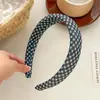 Faixa de Cabelo de Tecido Esponjoso Estilo Coreano Retrô Xadrez Desgastado com Borda Larga Versátil de Alta Qualidade Acessórios para Cabelo para Lavar o Rosto Topo Alto do Crânio