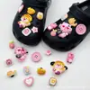 Toma un bocado de una manzana roja Hebilla de zapato zueco DIY Extraíble Lindo Juguete de Comida Botón Flor de Zapato Decoración de Parte Superior Venta al por Mayor