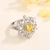 Anillo de Flor Seis Pétalos Retro Amarillo Diamante Imitación Moissanita Popular en Transmisión en Vivo de Douyin Tendencia Lujo Accesible Anillo de Mujer de Gama Alta