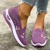 Sapatos de Tecido Retro Étnico Respiráveis de Malha para Primavera e Verão, Estilo Antigo de Pequim para Mulheres, Sapatos Planos para Mães, Sapatos Bordados, Confortáveis