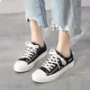Nuevas zapatillas casuales versátiles estilo coreano ulzzang 2026 para estudiantes, zapatillas de lona de corte bajo con margarita para el campus