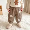 Pantalones Waffle para Niños 2026 Primavera/Otoño Nuevos Transpirables Cómodos Amigables con la Piel Casuales Lindos Oso Pequeño Pantalones Largos