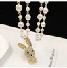 Collar de Perlas de Camelia que Gotea Aceite Nueva Moda para Mujer Exquisita Cadena Larga para Suéter Colgante Versátil de Ropa de Alta Gama
