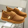 Zapatos casuales deportivos de gamuza para hombre 2026 modelo nuevo sin cordones con velcro para hombre punta ancha zapatos de moda zapatos para aumentar la altura de hombre