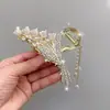 Pinza Grande de Metal con Flor de Bill de Pedrería Versátil y Suave Pinza de Tiburón para el Cabello Pan con Borla de Perla Trigo Elegante