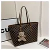 Bolsa Tote Estampada Retrô Feminina Outono e Inverno Nova Moda Bolsa de Mão de Grande Capacidade Bolsa Versátil Elegante de Alta Qualidade