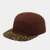 Chapéu de cinco painéis estilo europeu com estampa de leopardo e blocos de cor, aba reta, corpo liso de cor sólida, aba com estampa de leopardo, chapéu hip-hop, chapéu para proteção solar ao ar livre
