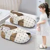 Sandalias Birkenstock de Lunares para Niñas 2026 Verano Nuevo Estilo Zapatos de Playa Boca de Pez Retro para Niños Suela Suave Zapatos Casuales de Exportación