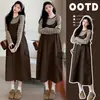 Novo conjunto de outono/inverno para maternidade: top interno listrado + vestido macacão marrom com bolsos grandes, projetado para disfarçar a barriga e criar um efeito emagrecedor, um conjunto de duas peças para usar fora