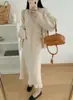 Conjunto de duas peças: Cardigan de tricô com flor tridimensional e vestido tipo regata, novo para outono e inverno 2024, terno de suéter estilo suave feminino