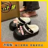 Conforto Caseiro Pantufas de Algodão Femininas 2026 Outono/Inverno Novo Fechadas Atrás Impermeáveis de Interior Quentes Veludo Plus Buraco Bidirecional Sapatos