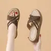 Moda Nova Primavera e Verão 2026 Versátil Maternidade Uso Dupla Face Leve Confortável Solado Grosso Slip-On Chinelos Femininos