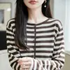 Cardigã de tricô listrado estilo francês para outono, fino, gola redonda, abotoado, emagrecedor, versátil e com um estilo relaxado e casual.