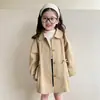 Trench Coat Feminino Primavera e Outono 2026 Novo Elegante Casual de Comprimento Médio para Bebês, Estilo Coreano Roupa de Outono