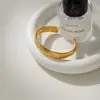 Elegante e Discreto Estilo Retrô Pulseira Aberta de Aço Inoxidável e Ouro 18K com Textura de Flor, Sensação de Luxo Leve e Alto Padrão, Joia Transfronteiriça