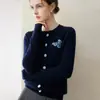 Cárdigan 100% cachemir puro estilo commuter para mujer, de manga larga, cuello redondo, bordado de arándano, chaqueta suéter de punto abotonada