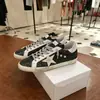 Nuevas zapatillas de mujer 2024 con patrón de estrellas desgastado, hechas de cuero genuino, con un aspecto retro ligeramente usado, versátiles para uso casual y deportivo, de corte bajo y suela plana
