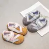 Tênis Infantil Jardim de Infância 2025 Outono Novo Estilo Meninas Antiderrapante Solado Macio Versão Estudantil Meninos Sapatos Planos Simples