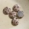 Outono e Inverno Retro Maillard Estampa de Leopardo Cor de Café Estrela de Cinco Pontas Fivela Redonda Botão Acessório de Cabelo DIY Acessórios de Chapéu