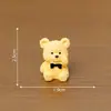 Micro Paisagem Ursinho de Pelúcia Fofo com Gravata Borboleta Boneca Partículas Fofas Casa de Bonecas DIY Acessórios Decorativos Pequenos Enfeites de Mesa