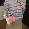 Bolsa de Bowling Plissada Bordada para Mulheres, Moda de Nicho, Luxo Leve, Versátil, Estilo Chanel, Bolsa de Mão Infantil com Letras, Bolsa Transversal Tendência