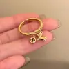 Anel de Corda Vermelha com Moeda de Pônei de Zircônia Cintilante Exquisito para Mulheres, Luxo Acessível e Anel de Dedo Indicador de Alto Padrão, Anel Aberto de Design de Nicho